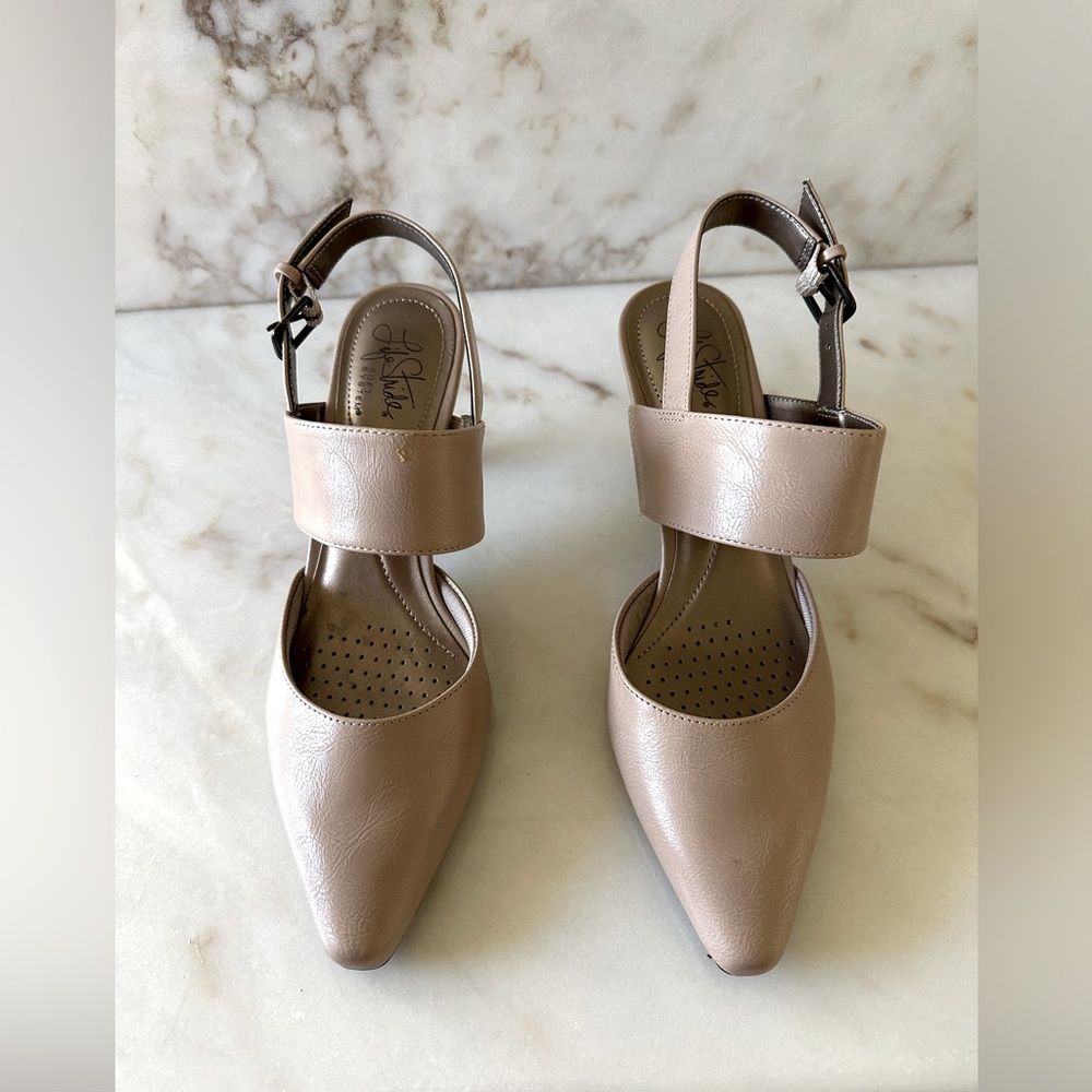Life Stride Beige Soft System Krissy Slingback Leather Sandal. Size 8.  New NWOT